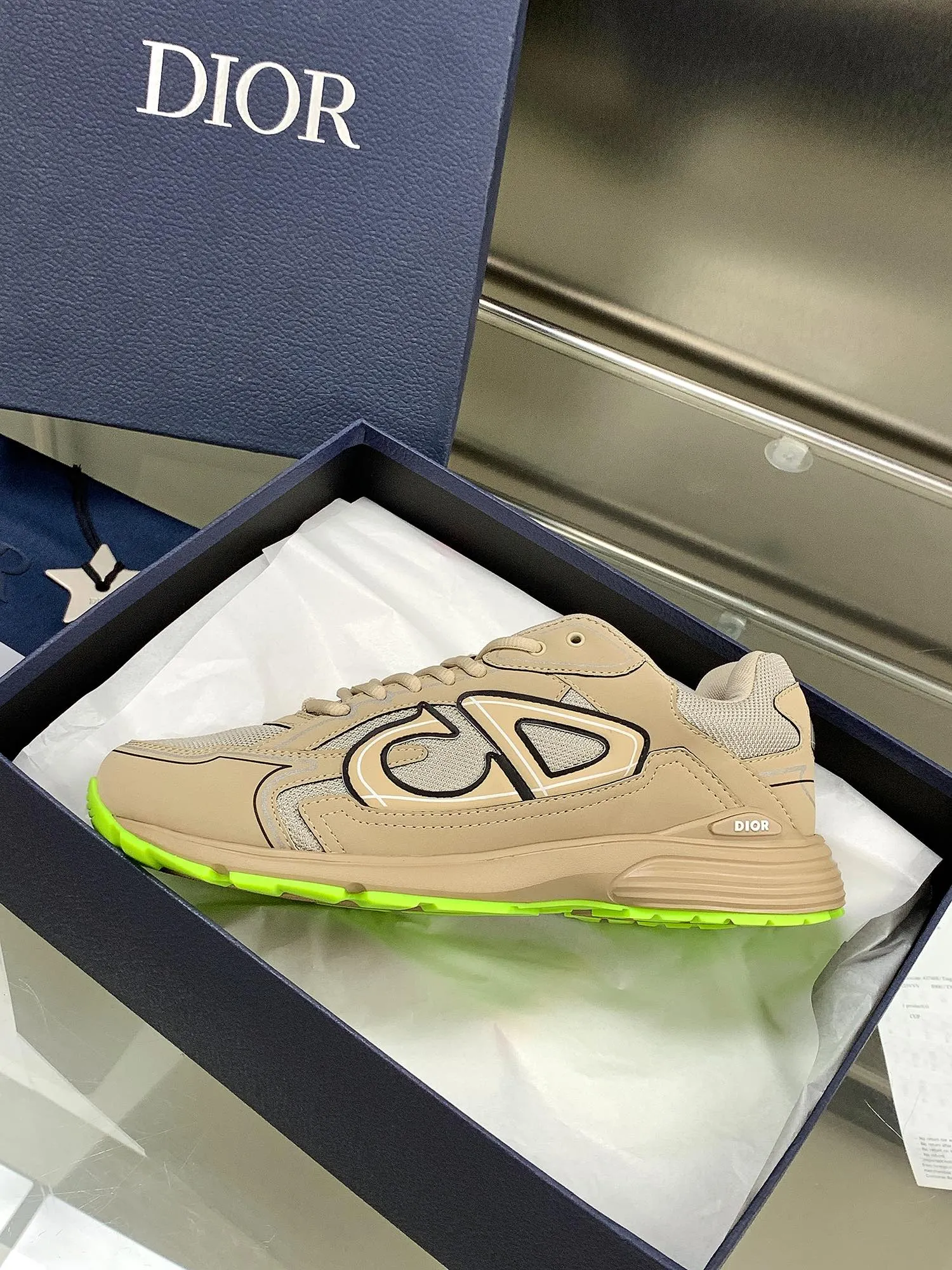 👟👟Ex-factory price 660👟👟 Newly upgraded Dior B30 series dad sneakers. New B30 sneakers. Dad Shoes style shoes that follow the trend of the retro market. The Dior logo on the tongue also indicates that this pair of shoes is the B30 model! B30 uses fine-textured leather and mesh cloth materials to form a shoe body. There are conspicuous letters CD on both sides of the shoe body to indicate identity. Many lines on the shoe body outline details to make the shoes look less monotonous and full of retro flavor. The delivery counter is exquisitely packaged🛍📦 ▪️Fabric: Original customized technical fabric + mesh ▪️Inner lining: Customized breathable lining ▪️Outsole: IP+TPU outsole ▪️Sole thickness: 3.5CM ▪️Size: Women’s size 35-40 / Men’s size 39-45
